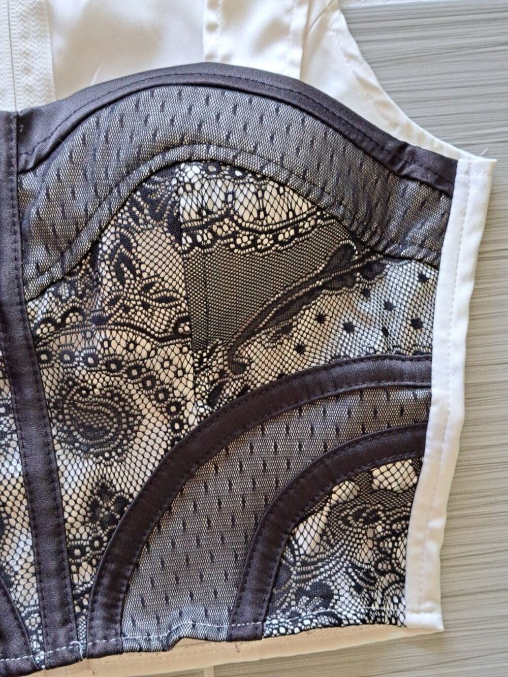 Y2K Charlotte Russe White Satin Sleeveless Crop Top Black Lace Overlay Zip Small - Picture 2 of 10